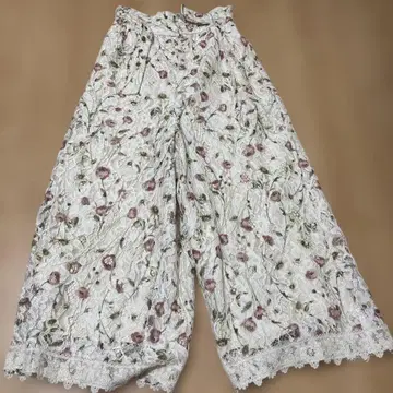 꽃무늬 자수 화이트 가우초 팬츠 JILLSTUART