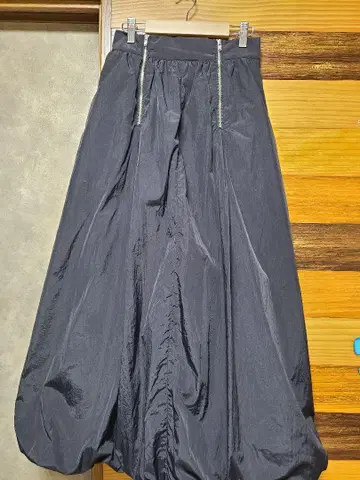 RayBEAS 플레어 스커트 블랙 앞면 지퍼
