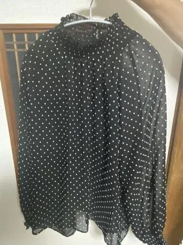 검은색 물방울 무늬 긴팔 블라우스