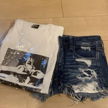 코다 쿠미의 t셔츠와 American Eagle Outfitters