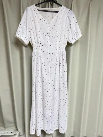 마제스틱 레곤 화이트 도트 무늬 반팔 원피스