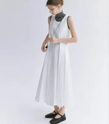 tageechita 볼륨 턱 화이트 원피스
