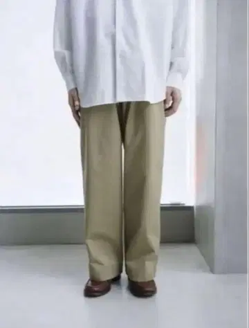 UNIVERSAL PRODUCTS NO TUCK WIDE CHINO