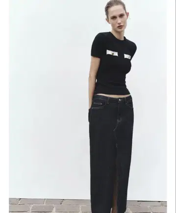 대비 청키 니트 디테일 티셔츠 블랙 티셔츠 골드 버튼