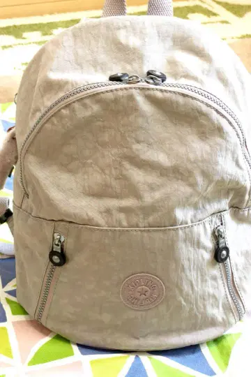 KIPLING 그레이 경량 백팩 참 포함