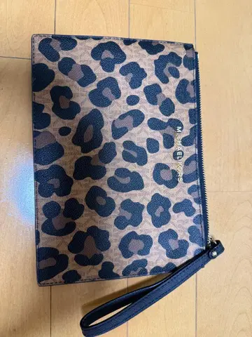 MICHAEL KORS 레오파드 무늬 미니 클러치백