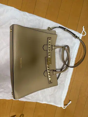 MICHAEL KORS 스터드 핸드백 베이지