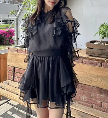 dazzlin 시어 플루이드 프릴 블라우스 미니 스커트