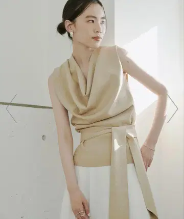 아뉴앙스 드레이프넥 니트탑