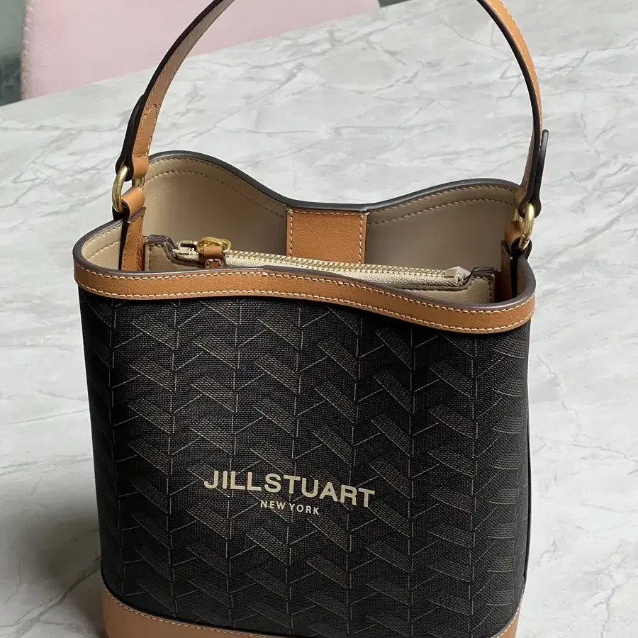 JILLSTUART | 질스튜어트 Jillstuart Brown Rosella Chilling