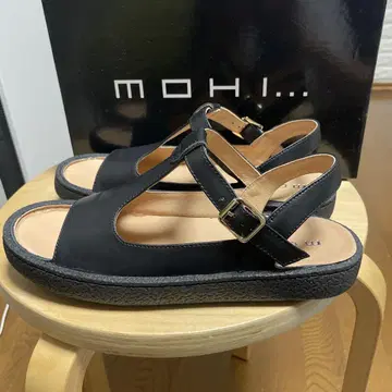 MOHI 블랙 컴포트 샌들