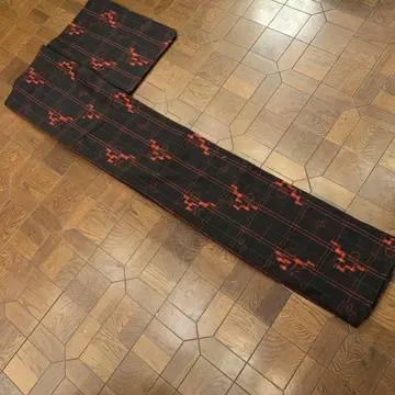 검은색과 빨간색 체크 무늬 기모노