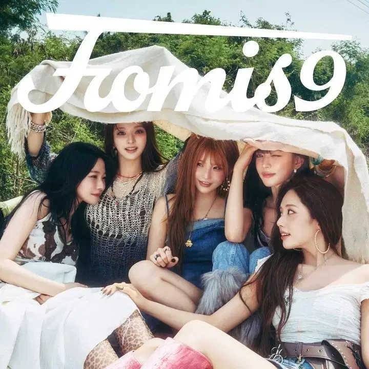 FROMIS_9 | 프로미스나인 Fromis_9 on Bunjang Global Site.