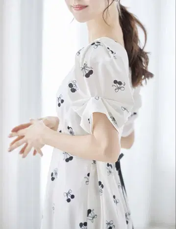 뒤 리본 달린 체리 x 리본 프린트 소매 컨셔스 원피스