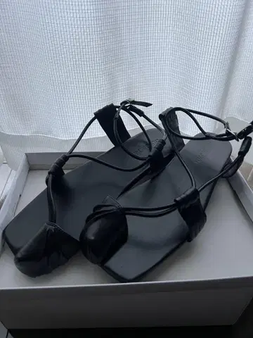 블랙 쪼리 샌들 스트랩 포함