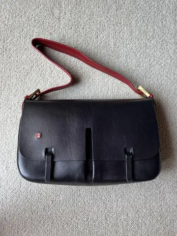 BALLY 가죽 숄더백 블랙 빨간색 스트랩