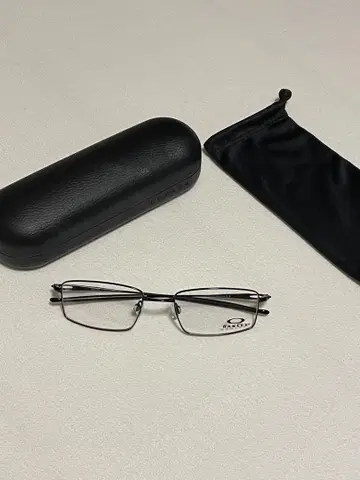 빌리 아이리쉬 착용 OAKLEY TOP SPINNER B4 OX3136
