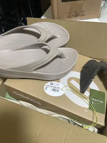 Oofos 베이지 플립플랍 통굽