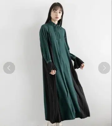 사이드 플리츠 하이넥 원피스 HARE