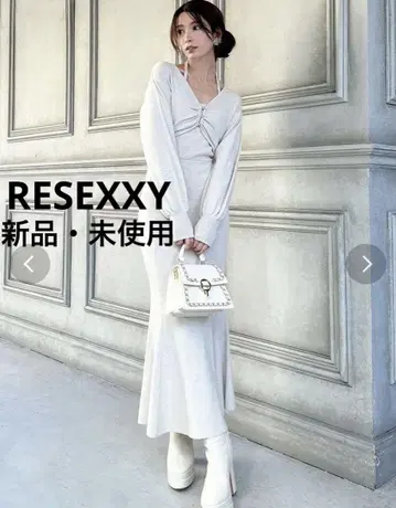 RESEXXY 화이트 펄 버튼 롱 드레스