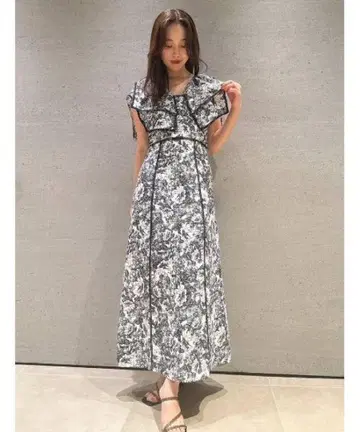 스나이델 러플 칼라 원피스 블랙