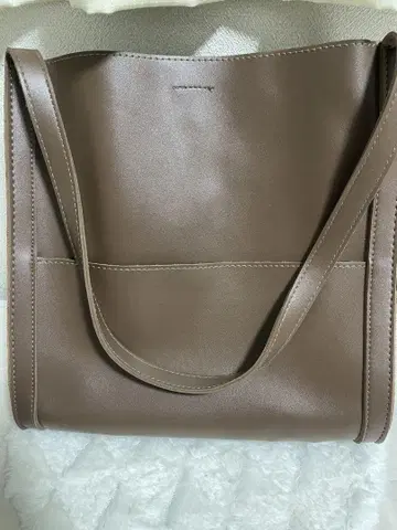 브라운 토트백 (앞 포켓 부착)