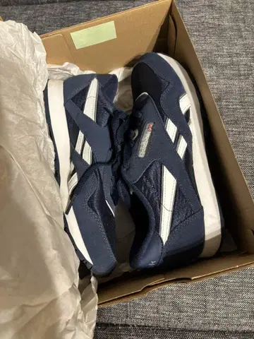 Reebok 스니커즈