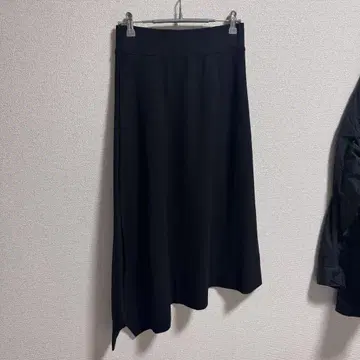 HYKE 블랙 비대칭 플레어 스커트