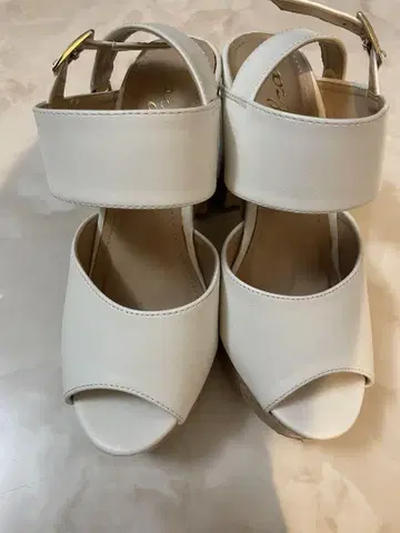 화이트 웨지힐 샌들