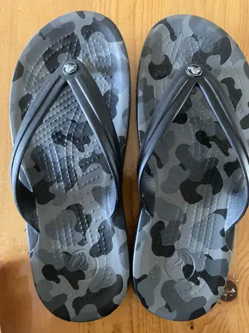 Crocs 카모 패턴 비치 샌들 M5/W7