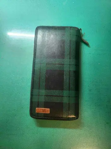 타미힐피거 체크 무늬 장지갑