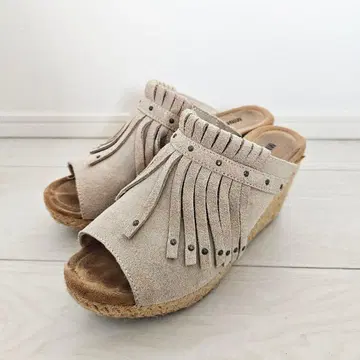 MINNETONKA 프린지 장식 베이지 웨지 힐 샌들