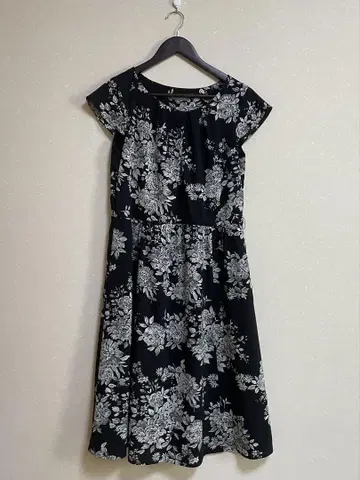 LAURA ASHLEY 로라 애슐리 프렌치 슬리브 꽃무늬 원피스