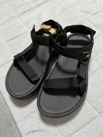 새상품 Teva 블랙 허리케인 샌들 25.0