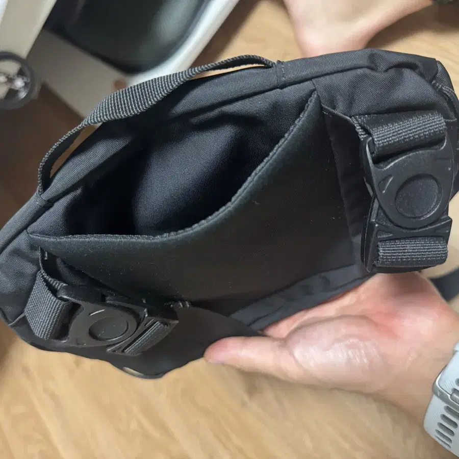 SALOMON | 살로몬 Salomon Mont Mini Crossbody Bag on Bunjang
