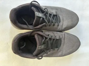 Under Armour 블랙 러닝화