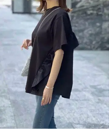 에마테일러 프릴 이소재 절개 티셔츠 블랙 넉넉한 체형 커버