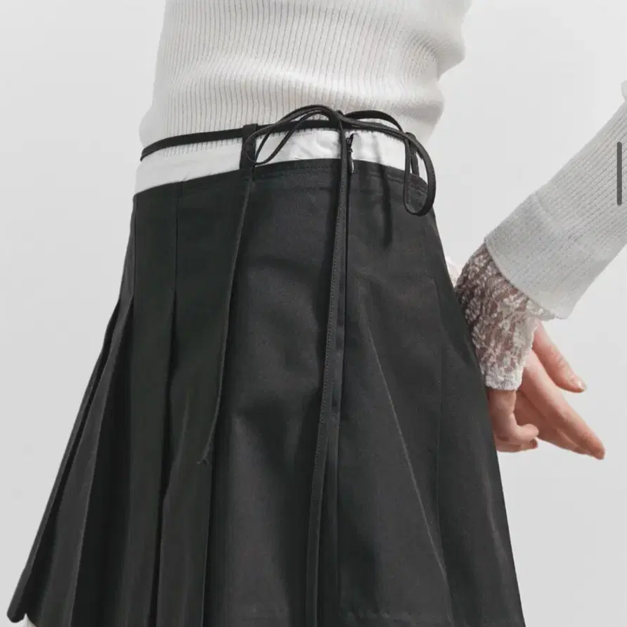 ★RAIVE★ Lace Layered Pleats Skirt in Beige VW5SS46191 Raive Lace Layered Pleats Skirt on Bunjang Global Site.