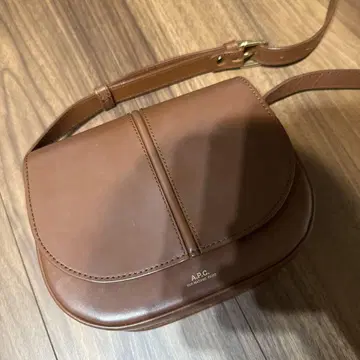 A.P.C. 브라운 가죽 숄더백