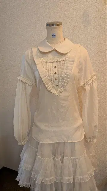 아이보리 프릴 긴팔 블라우스