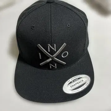 NIXON 블랙 스냅백 캡