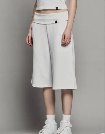 SYNERJYN 시노진 PLAIN BERMUDA SHORTS 화이트