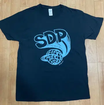 스차다라파 SDP 로고 T셔츠 블랙 발포 프린트