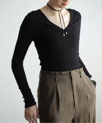 CLANE W FACE V NECK COMPACT TOPS 새상품급