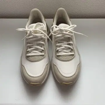 PUMA 화이트/베이지 스니커즈