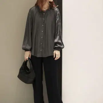 어반 리서치 도어스 2WAY 개더 블라우스 새틴