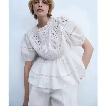 ZARA 자수 화이트 페플럼 상의