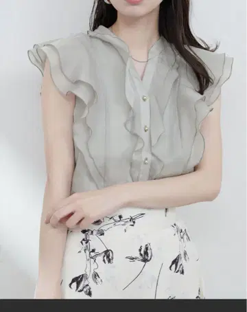 내추럴 꾸뛰르 프릴 키넥 블라우스
