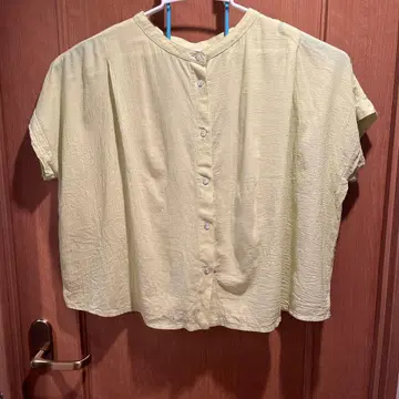 연한 그린 반팔 셔츠 버튼