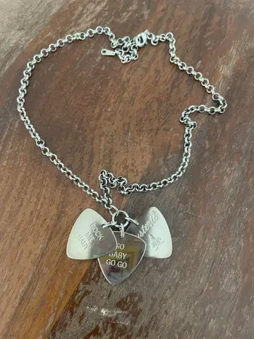WOMAN ON SKULL PICK 목걸이